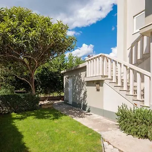 https://otium.hotels-in-trogir.com